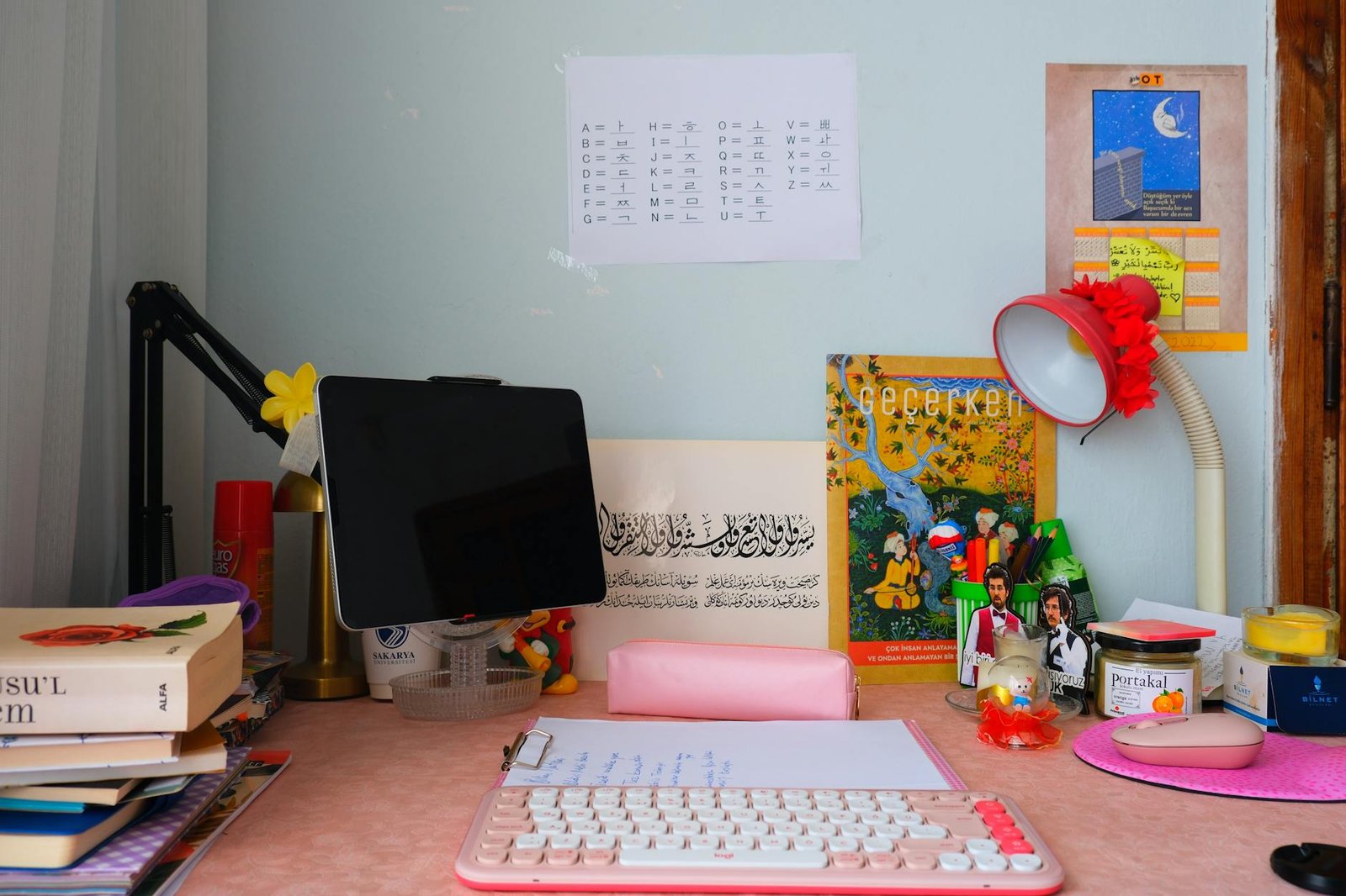 36 weirdly genius desk things i discovered while procrastinating & can’t stop recommending to people